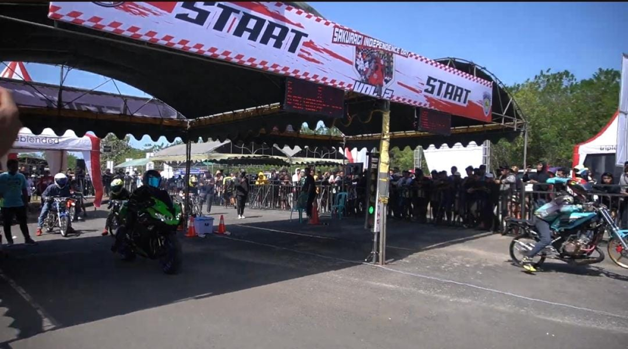 Para pembalap saat berada di sirkuit non permanen desa Pendabah Kecamatan Kamal 