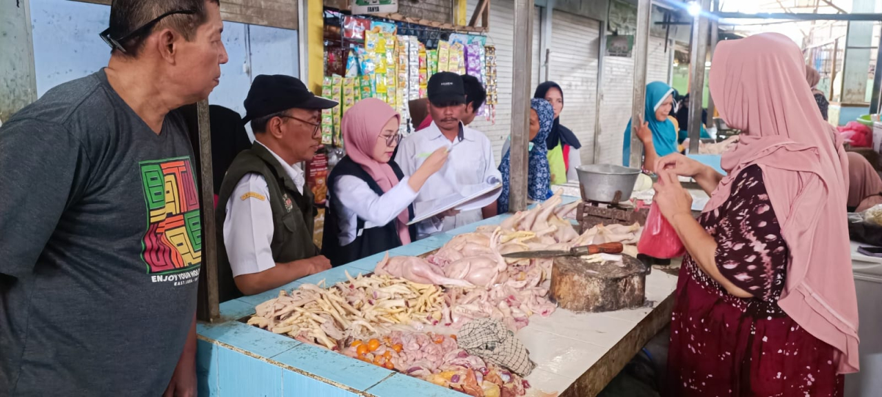 Petugas saat memonitoring langsung kondisi pasar tradisional di Lamongan. SP/MUHAJIRIN 