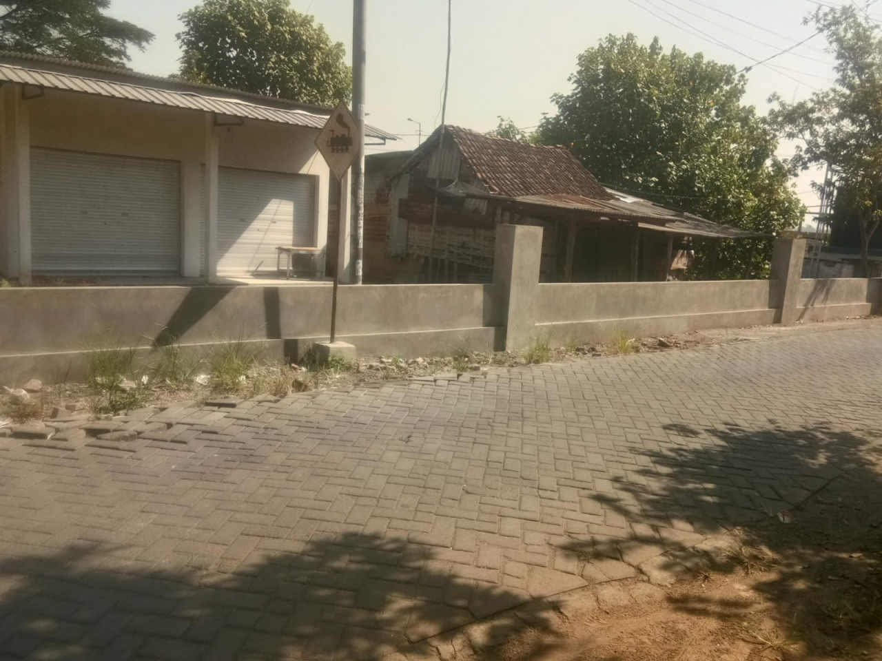 Pembangunan pagar kios milik desa Kendalsewu. SP/JUM