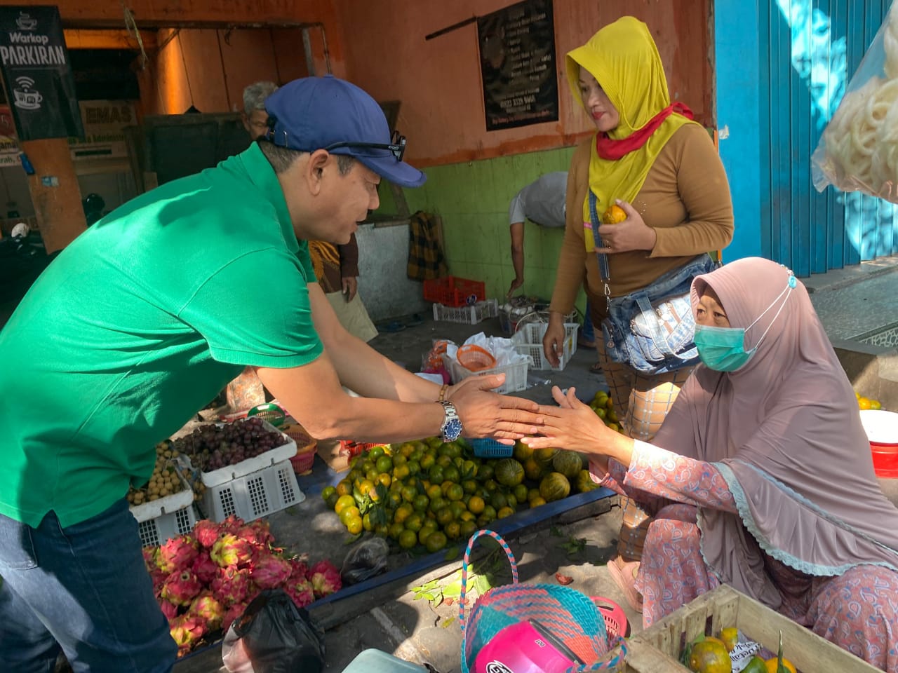 Calon Bupati Lamongan H. Abdul Ghofur saat menyambangi pedagang Pasar Ikan di Lamongan. SP/MUHAJIRIN