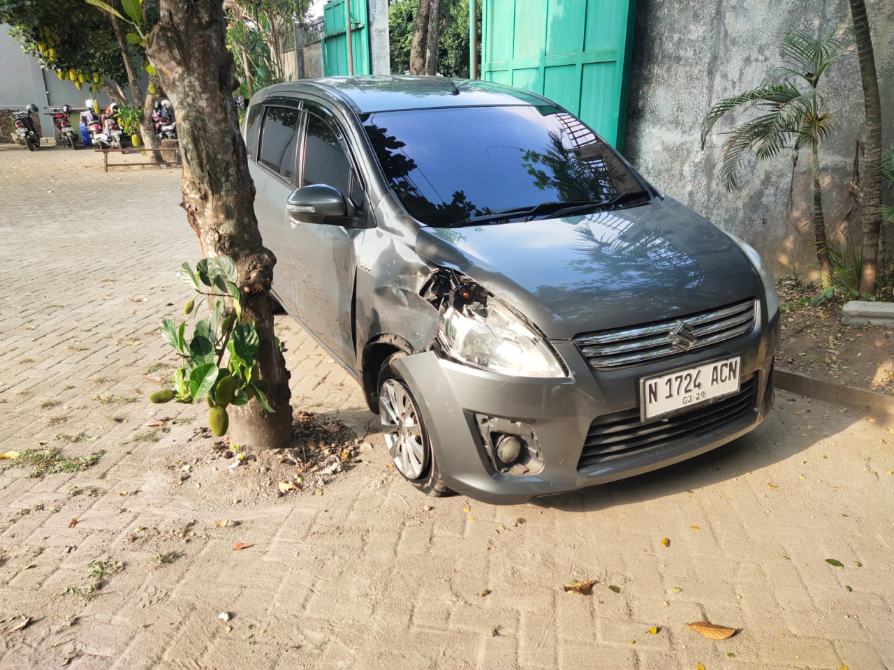 Kondisi salah satu kendaraan usai terlibat kecelakaan, tampak mobil mengalami penyok pada bagian depan. SP/Lestariono