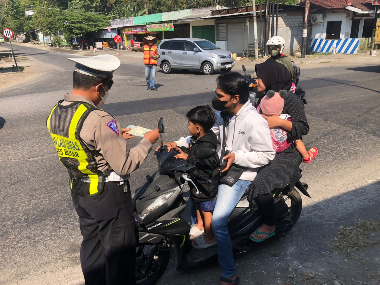Petugas saat memeriksa kelengkapan surat salah satu pengendara. SP/Lestariono