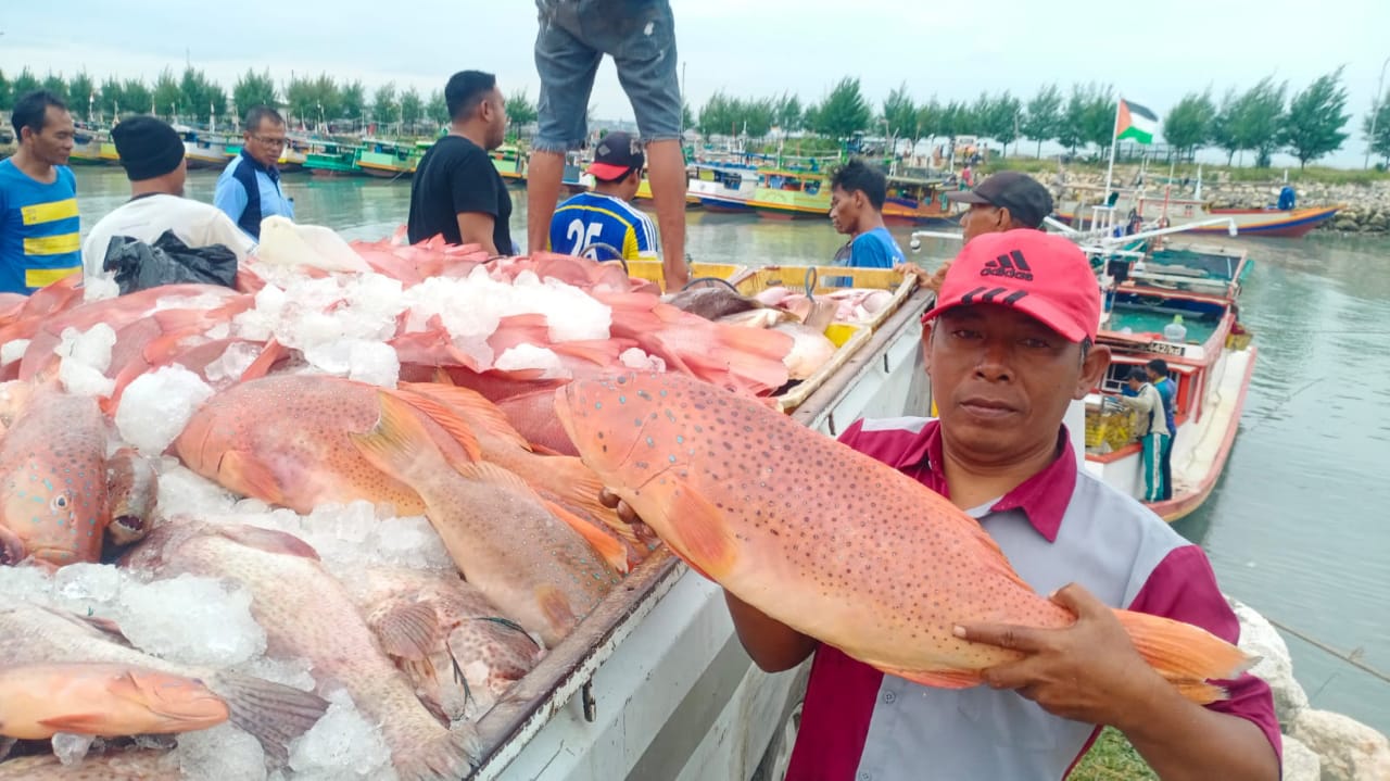 Nelayan di Lamongan saat menunjukan hasil tangkapan nya. SP/IST