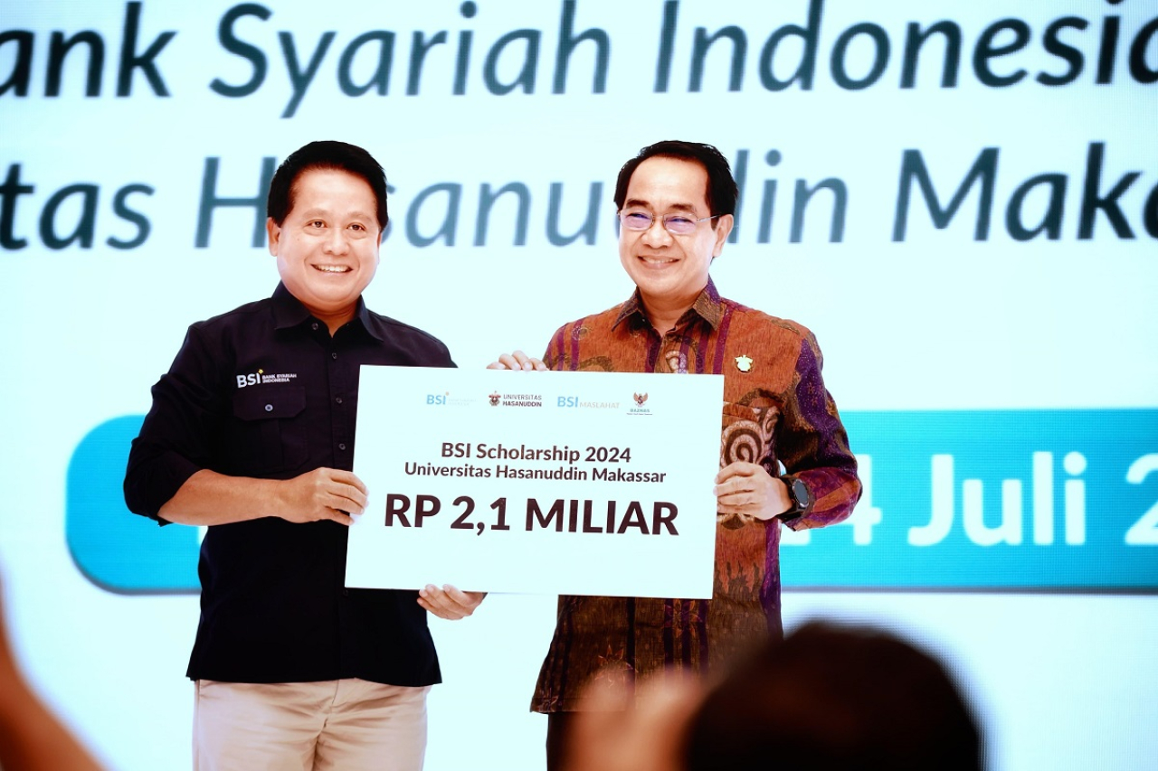 Direktur Utama BSI Hery Gunardi menyampaikan perkembangan industri perbankan syariah Indonesia di lebih dari 1.100 mahasiswa Universitas Hasanuddin Makassar dan memberikan beasiswa senilai Rp2,1 Miliar bagi mahasiswa Unhas berprestasi. Diberikan secara si