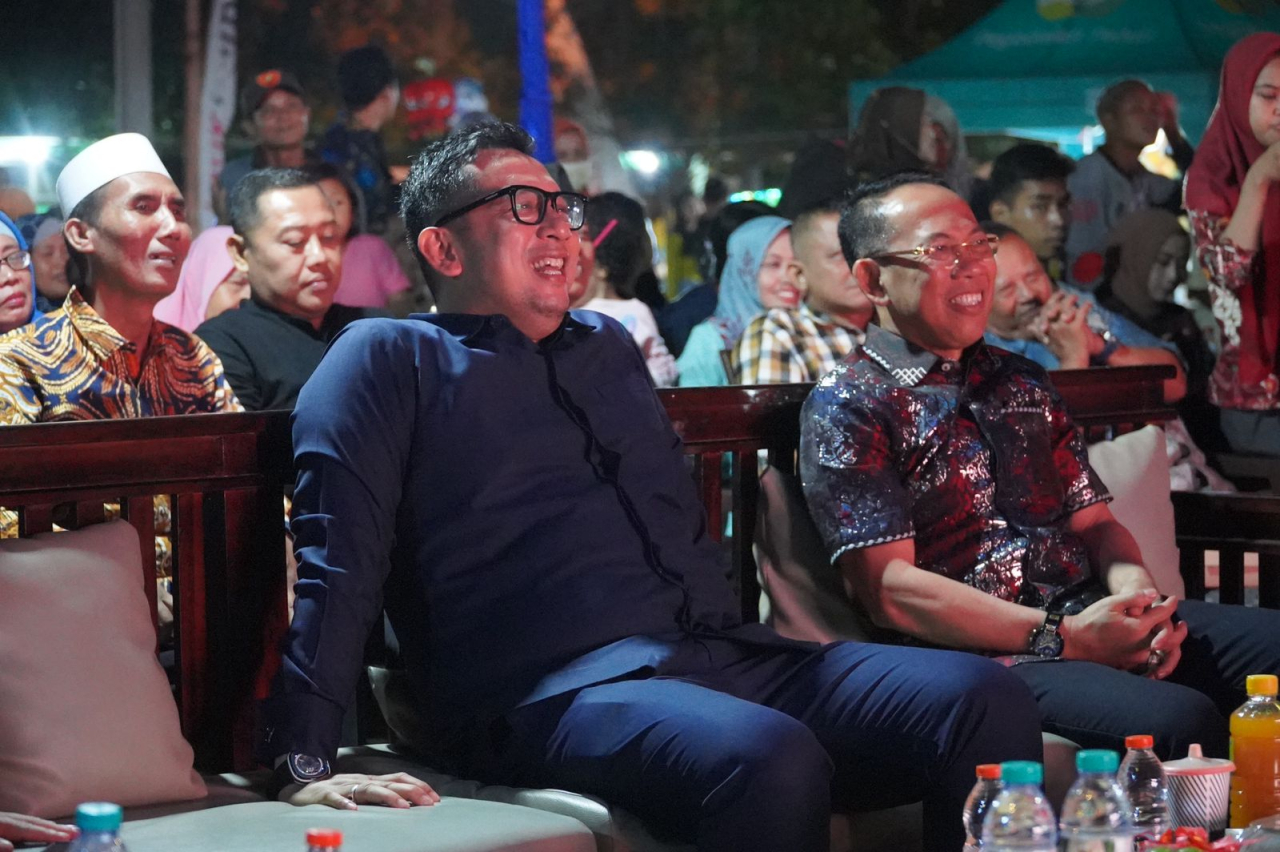 Pj. Wali Kota Mojokerto M. Ali Kuncoro bersama Sekda Kota Mojokerto Gaguk Tri Prasetyo menyaksikan penampilan seni budaya di pasar jadoel Prajuritkulon - Sho