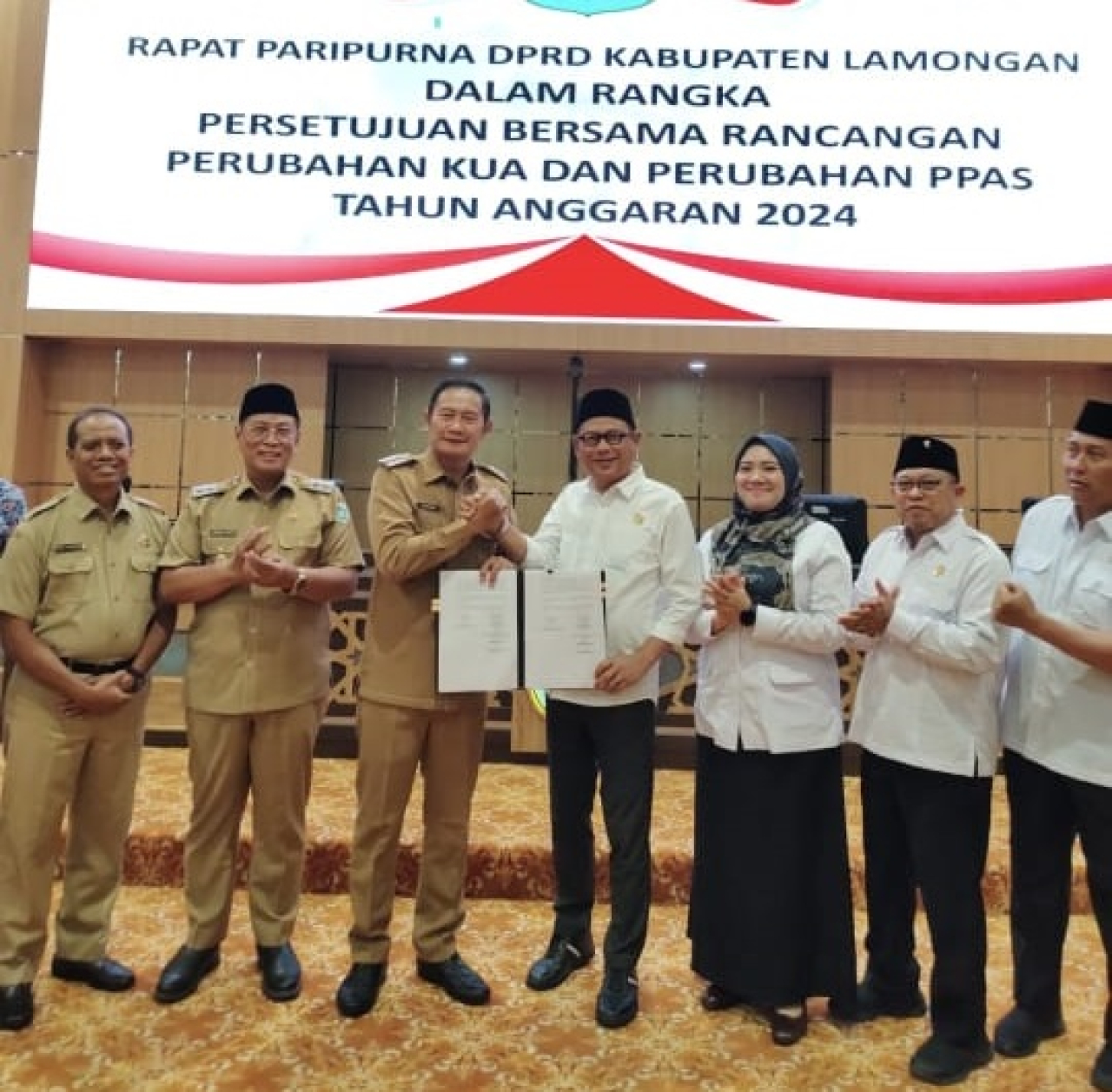 Ketua DPRD Lamongan H. Abdul Ghofur menyerahkan berita acara persetujuan kepada bupati