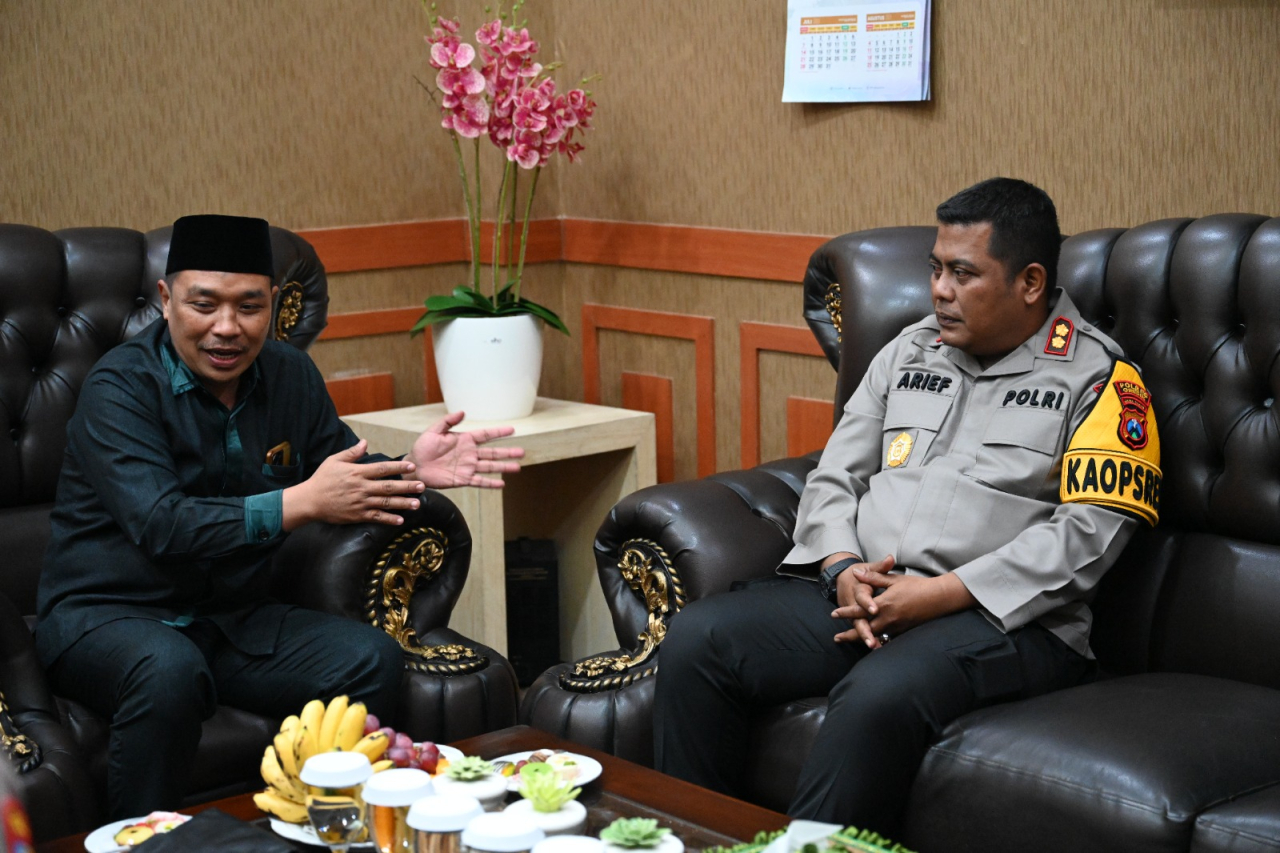 Ketua DPRD Gresik Much Abdul Qodir saat menerima kunjungan pertama Kapolres Gresik yang baru AKBP Arief Kurniawan di ruang kerjanya, Senin (29/7/20249. SP/M Aidid
