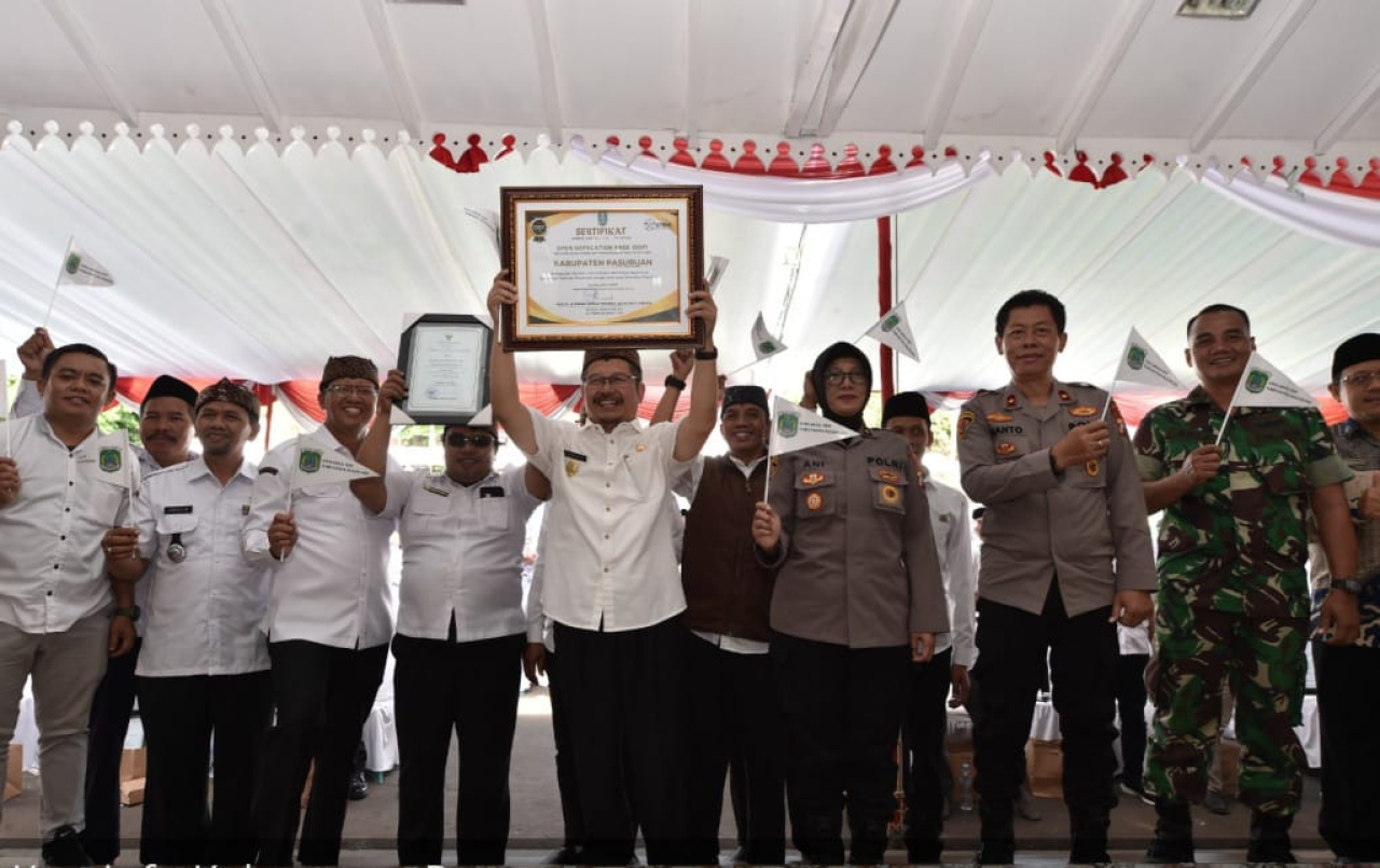 Pj Bupati Pasuruan saat mendapatkan penghargaan dari tim verifikator Jawa Timur.