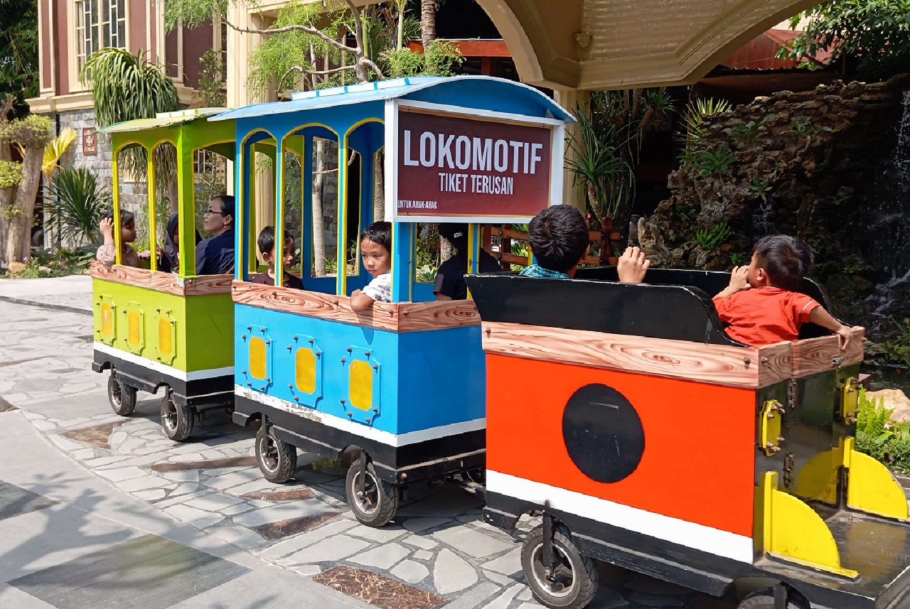 Aktivitas pengunjung menikmati wahana di wisata edukasi Kampung Coklat Blitar. SP/ BLT