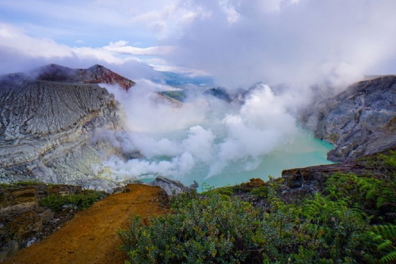 Wisata Gunung Ijen, yang terletak di perbatasan Kabupaten Banyuwangi dan Kabupaten Bondowoso, Jawa Timur berstatus waspada. SP/ BNY
