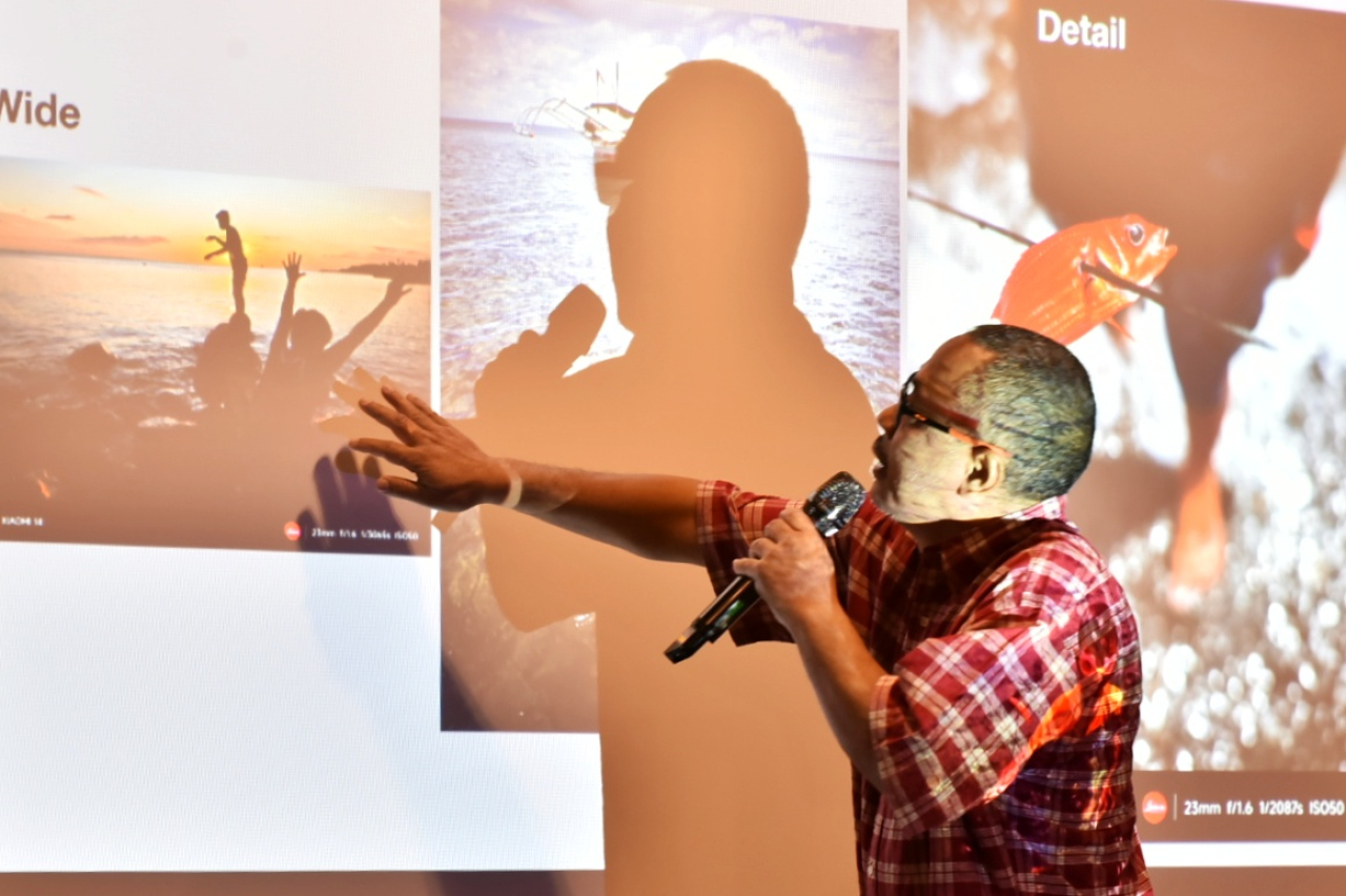 Beawiharta memberikan materi kepada jurnalis di Surabaya saat acara workshop fotografi jurnalistik di Mercure Surabaya Grand Mirama, Kamis (15/8/2024). Sp/Arlana