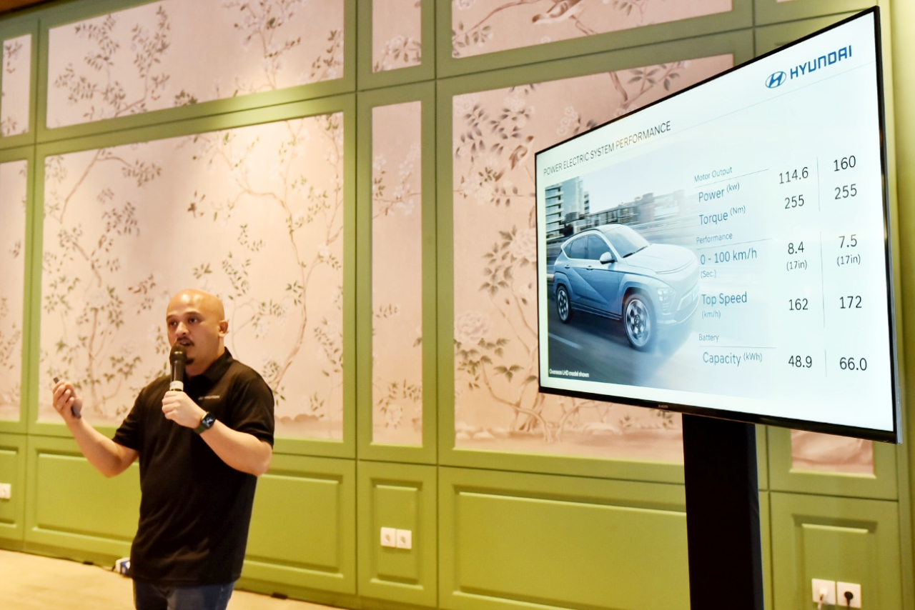 Head of Public Relations Hyundai Motors Indonesia, Uria Simanjuntak memaparkan kelebihan Hyundai yang hadir di event GIIAS Surabaya 2024. Sp/Arlana