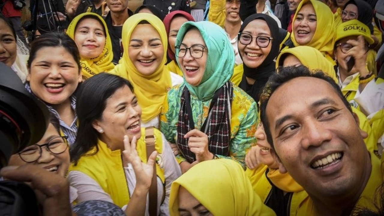 Airin Rachmi Diany, disambut para pendukungnya saat mendaftar di KPU Banten, Rabu (28/8/2024).