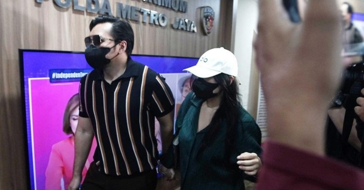 Audrey Davis (bertopi putih) ditemani ayahnya yang seorang musisi David Bayu, eks vokalis Naif band, di Polda Metro Jaya terkait dugaan video asusila mirip Audrey yang viral di media sosial.