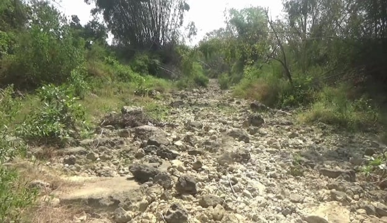 Sungai di Desa Sambongrejo, Tuban kekeringan dan hanya menyisakan bebatuan dan pasir sejak tiga bulan terakhir. SP/ TBN