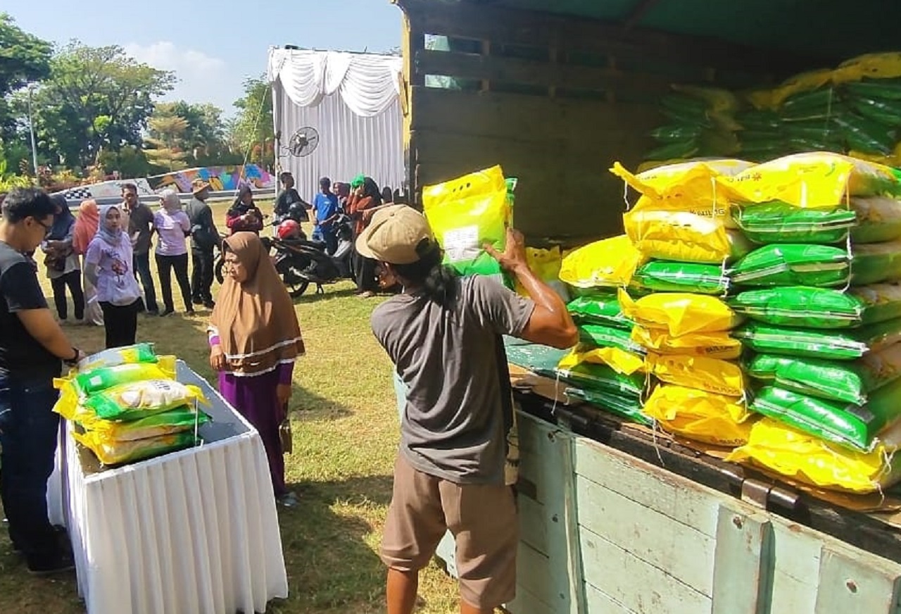 Dinas Perindustrian dan Perdagangan (Disperindag) Kota Pasuruan mengadakan pasar murah, disambut antusias warga sekitar. SP/ PSR