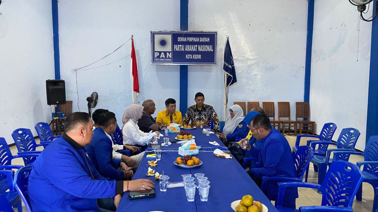 Ketua DPD Golkar Kota Kediri, Sudjono Bersama Calon Wali Kota Kediri Vinanda Prameswati berkunjung di Kantor DPD PAN Kota Kediri dengan ditemui Abdullah Abu Bakar