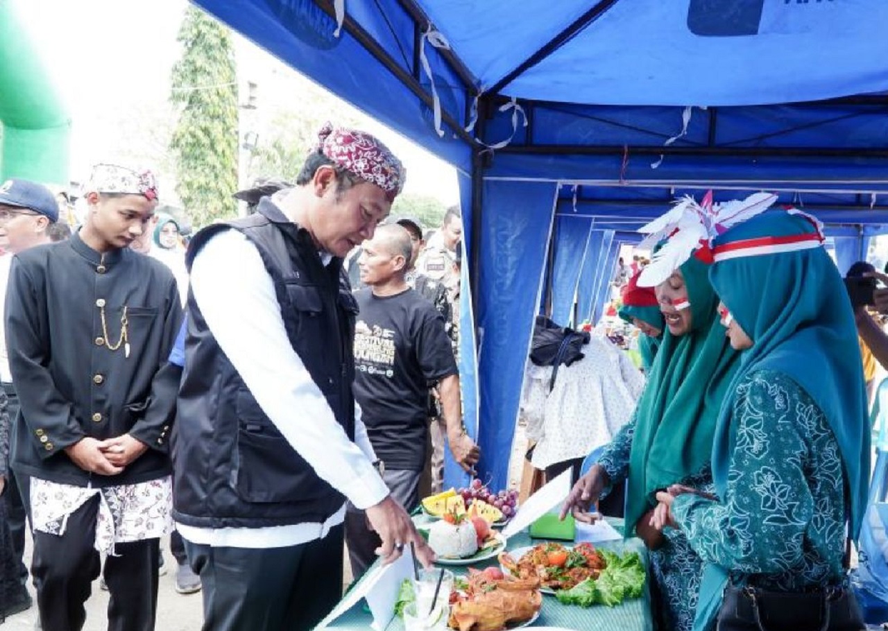 Bupati Lamongan, Yuhronur Efendi meninjau salah satu stand di Festival Gandrung Rajungan 2024 yang digelar di Desa Blimbing, Kecamatan Paciran, Kabupaten Lamongan. SP/ LMG