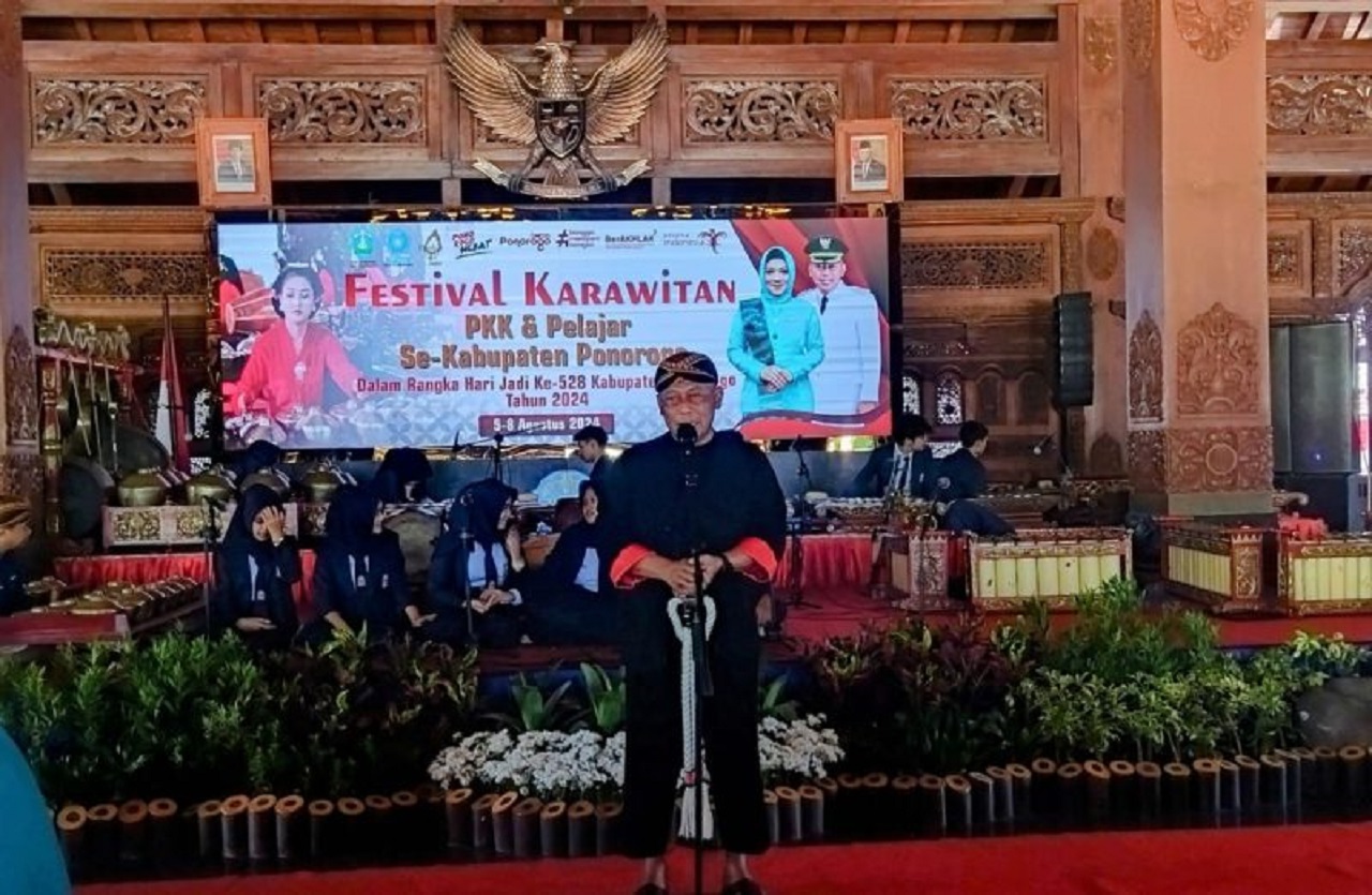 Bupati Ponorogo, Sugiri Sancoko saat membuka Festival Karawitan yang digelar di Pendopo Agung Ponorogo, Jawa Timur. SP/ PNG