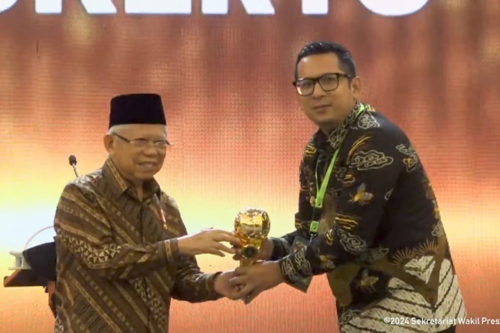 Pj Wali Kota Ali Kuncoro saat menerima penghargaan UHC Award Kategori Utama dari Wapres Ma'ruf Amin