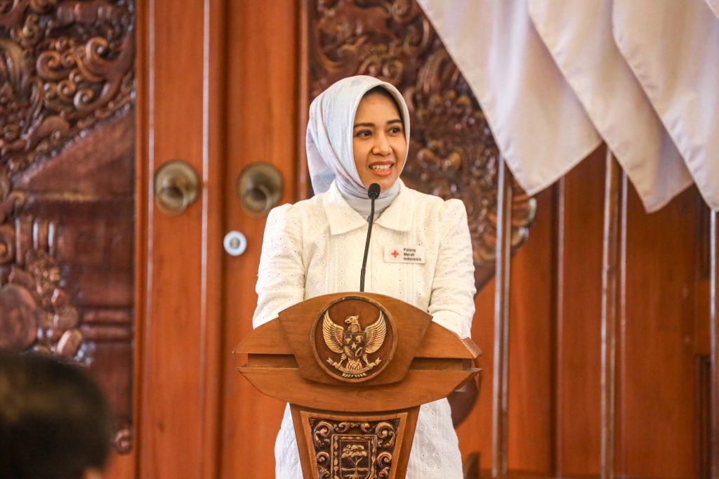 Ning Ita memberi sambutan usai twrpilih kembali sebagai Ketua PMI Kota Mojokerto Periode 2024 - 2029