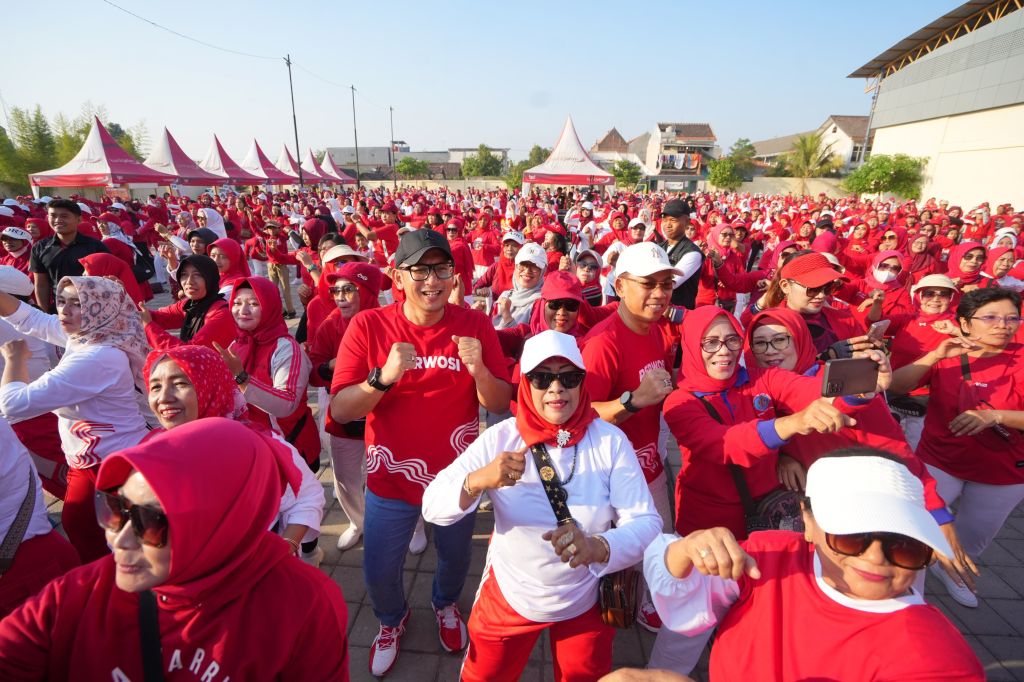 Pj Wali Kota Ali Kuncoro kompak flashmob merah putih bareng ratusan warga