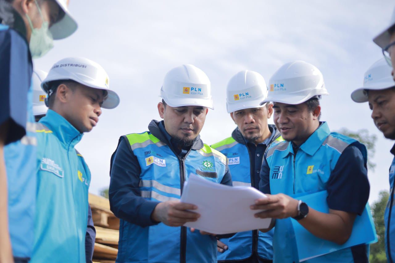 Direktur Utama PLN Icon Plus, Ari Rahmat Indra Cahyadi memantau langsung gelaran Kabel Fiber Optik di Ibu Kota Nusantara (IKN), Kalimantan Timur. Foto/Humas PLN