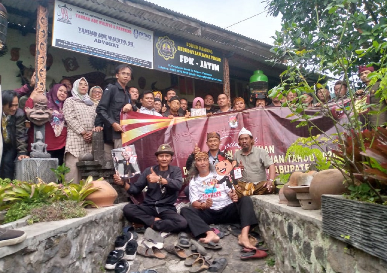 KPU kabupaten Pasuruan bersama pelaku seni budaya. SP/ PS