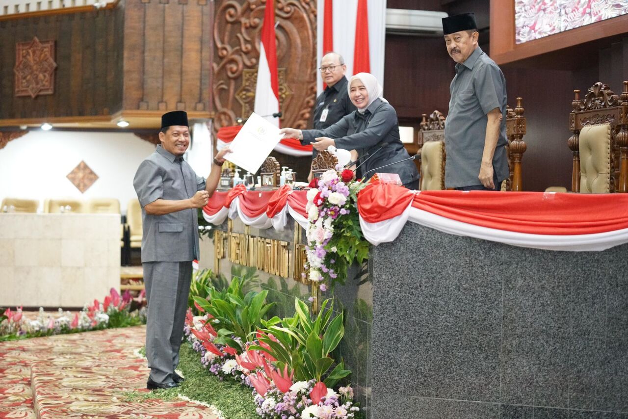 Anggota Komisi E Suwandy Firdaus menyerahkan lapporan dalam sidang paripurna pembahasan Perubahan APBD 2024. SP/ RIKO