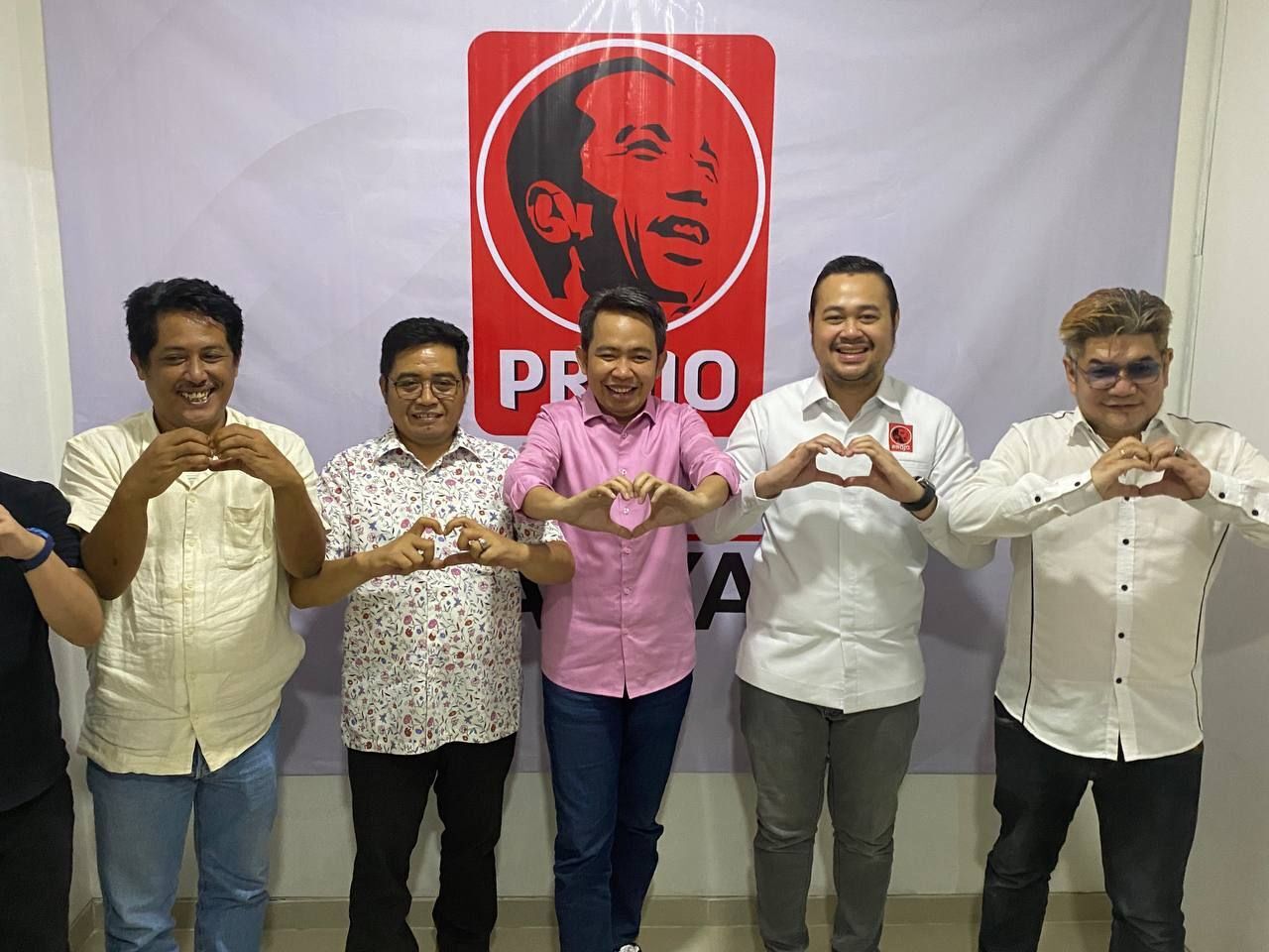 Smash keras yang dilakukan pemain Timnas Indonesia nomor punggung 8, Megawati Hangestri Putri. Foto/ PBVSI