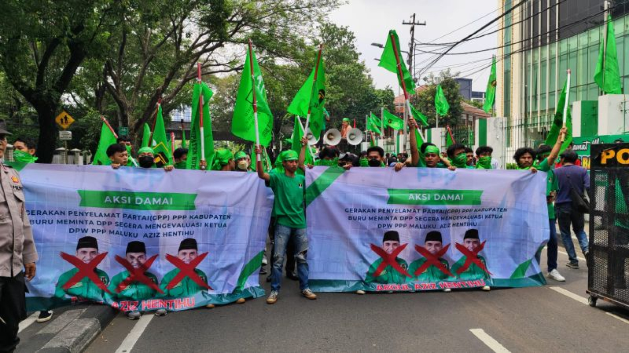 Demonstrasi di depan Kantor DPP PPP yang berada di Jalan Diponegoro, Menteng, Jakarta Pusat, Senin (5/7/2024).