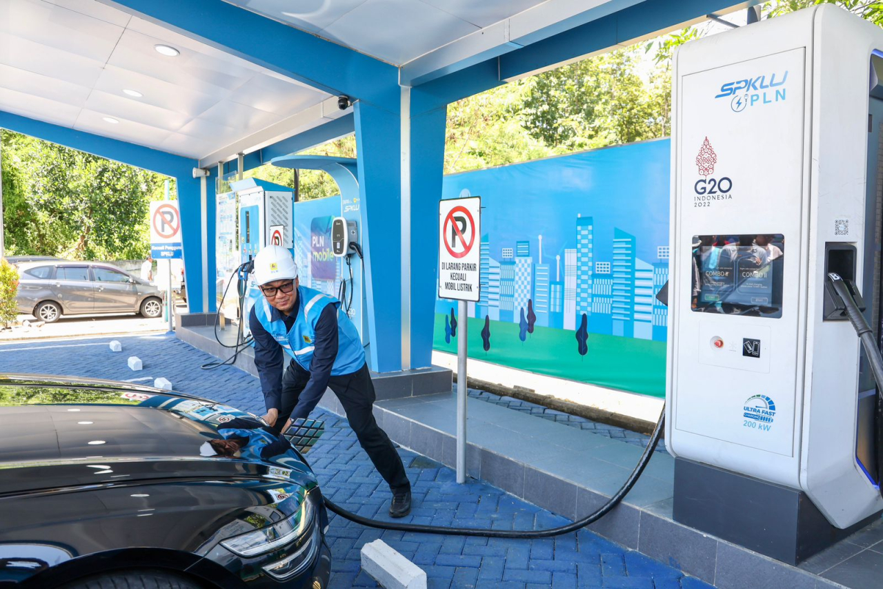 Dirut PLN, Darmawan Prasodjo melakukan pengecekan SPKLU ultra fast charging di rest area km 626B Saradan, Kabupaten Madiun, Jawa Timur. Foto/Humas PLN