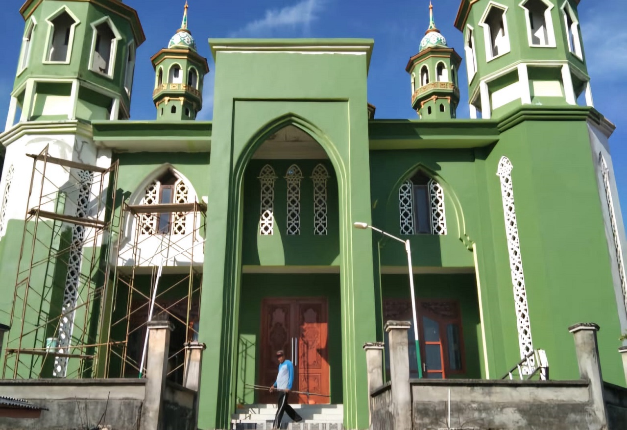 Salah satu perbaikan fasilitas umum (fasum) terdampak gempa bumi di Pulau Bawean, Kabupaten Gresik. SP/ RIKO