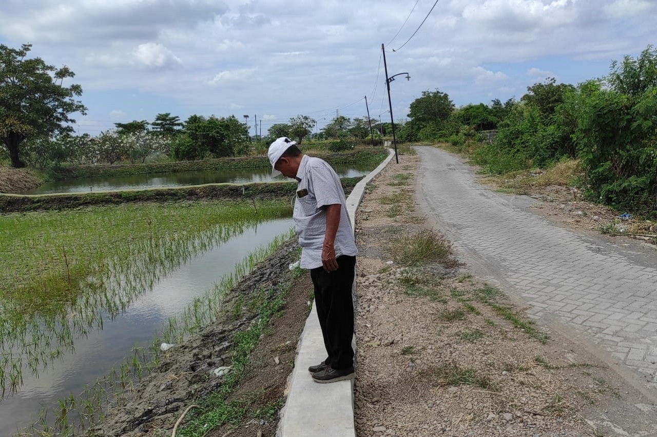 Kepala Desa Semampir Cerme Achmad Syahid saat melihat TPT yang sudah rampung dibangun. SP/M. Aidid