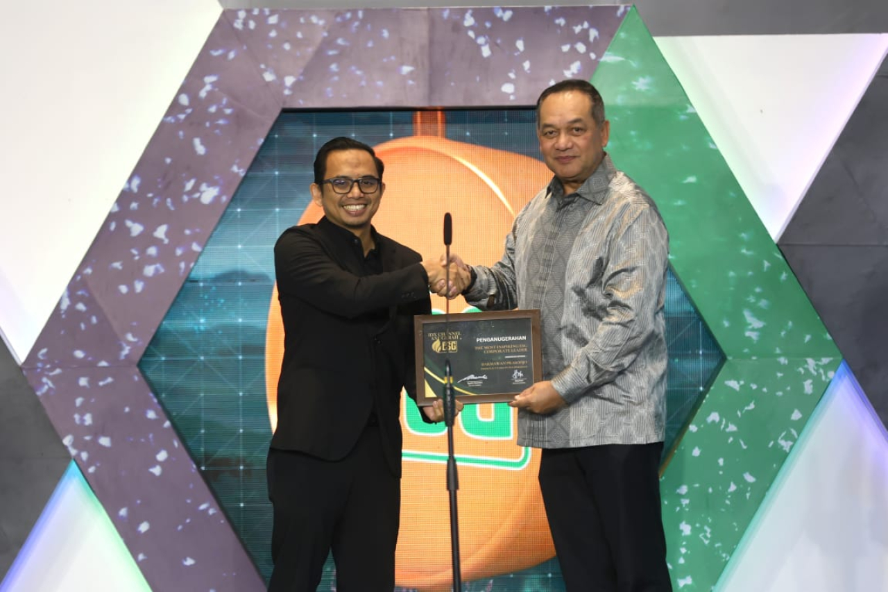 Vice President ESG dan Safeguard PLN, Imam Muttaqien (kiri) menerima penghargaan dari Direktur Utama IDX Channel Syafril Nasution (kanan) dalam ajang IDX Channel Anugerah ESG 2024 di Jakarta, pada Kamis (25/7/2024). Foto/Humas PLN