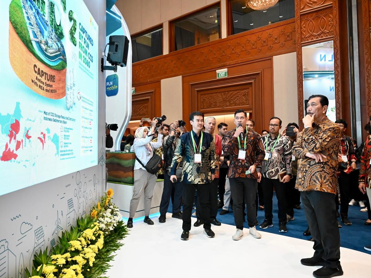 Menteri Koordinator Bidang Kemaritiman dan Investasi, Luhut Binsar Pandjaitan (kanan) mengunjungi booth PLN pada acara IICCS Forum 2024. Foto/Humas PLN
