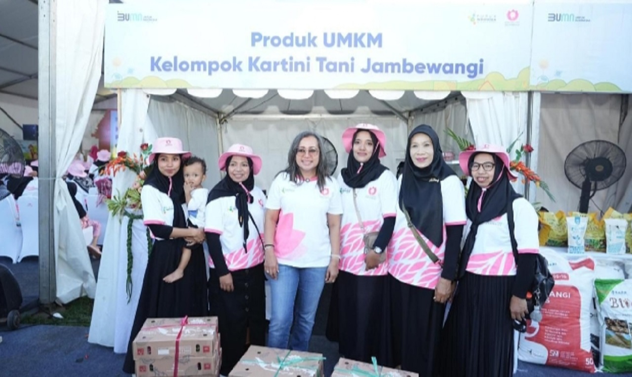 Ketua PIKA PI, Kuntari L. Dewi (dua dari kiri) bersama Kartini Tani Banyuwangi. SP/Grs