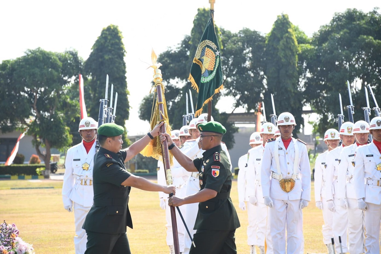 Serah terima dua jabatan strategis di jajaran Korem 081/DSJ Madiun di Lapangan Yonif 511/DY Blitar, Selasa (06/08/2024). SP/ LESTARIONO