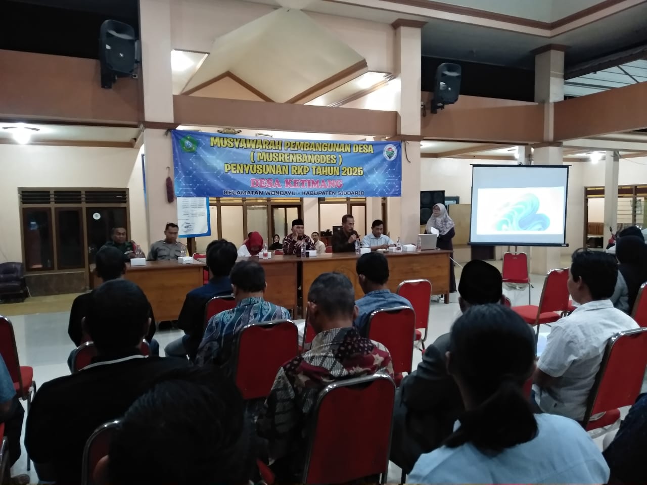 Acara musyawarah rencana pembangunan desa (musrenbang), di pendopo kantor Desa Ketimang pada Selasa (06/08/2024) malam kemarin. SP/ JUM