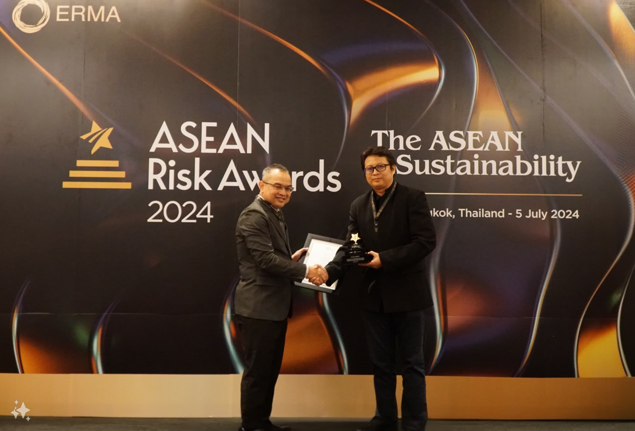 Dirut PLN Darmawan Prasodjo mendapatkan penghargaan sebagai Risk Professional of the Year 2024 pada ajang ASEAN Risk Award (ARA) 2024 di Bangkok, Thailand. Foto/Humas PLN