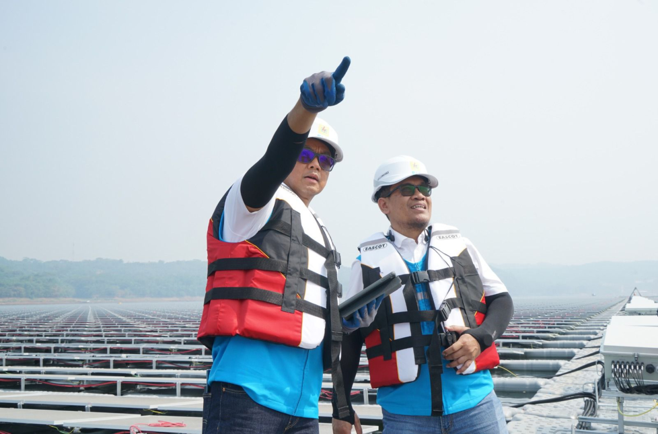 Dirut PLN Darmawan Prasodjo (kiri) bersama Direktur Manajemen Pembangkitan PLN Adi Lumakso (kanan) melakukan peninjauan PLTS terapung Cirata, di Purwakarta, Jawa Barat. Foto/Humas PLN