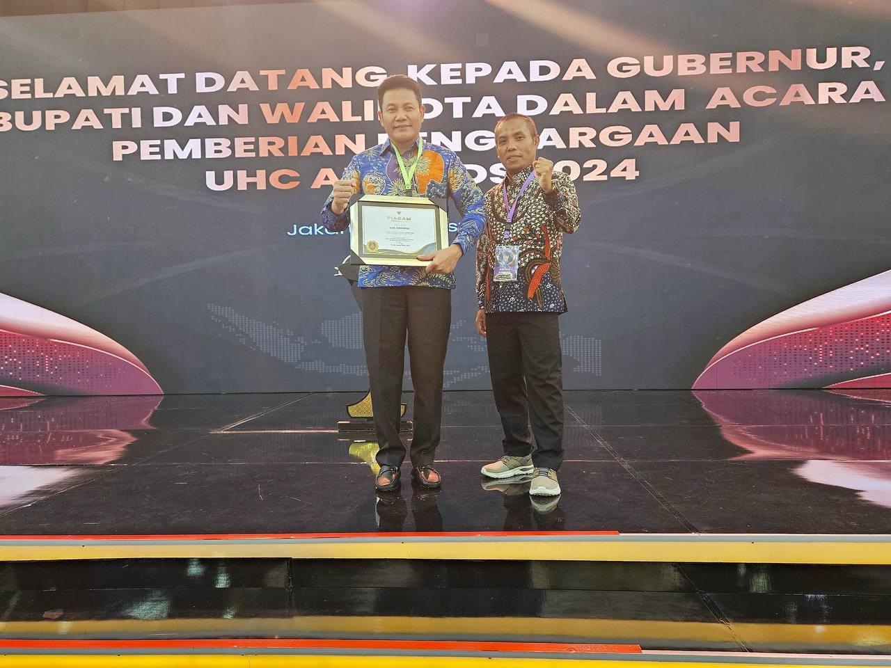 Kabupaten Sidoarjo menerima penghargaan kepala daerah award untuk kategori Inovasi Layanan Publik. SP/ HIKMAH