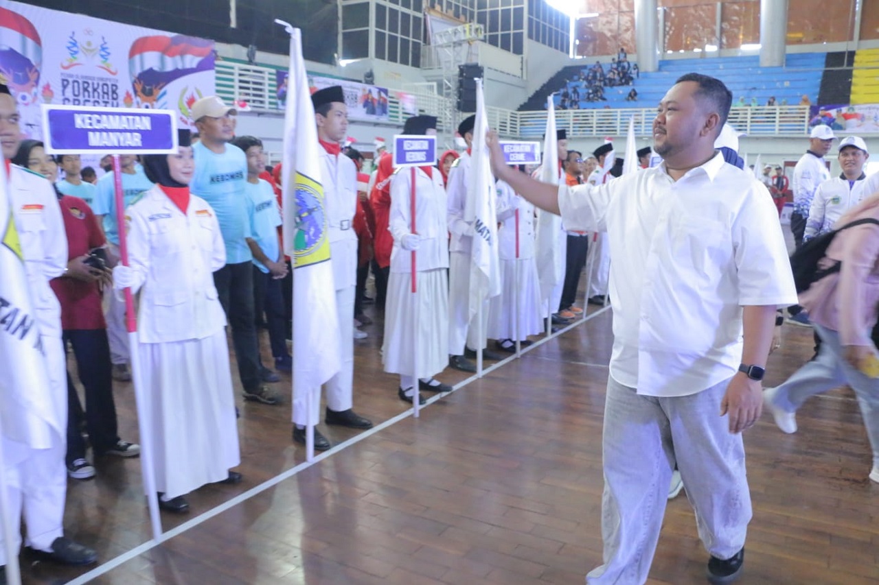 Bupati Gresik Fandi Akhmad Yani saat menyapa dari dekat kontingen peserta pada acara pembukaan Porkab Gresik 2024, bertempat di Gedung Wahana Ekspresi Poesponegoro (WEP), Sabtu (10/08/2024). SP/M. Aidid