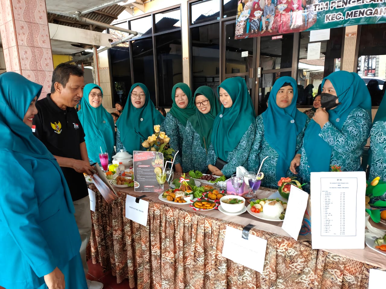 Kades Boboh Abdul Madjid dan Ketua PKK Umi Kholifah saat menjadi juri. SP/ M. Aidid
