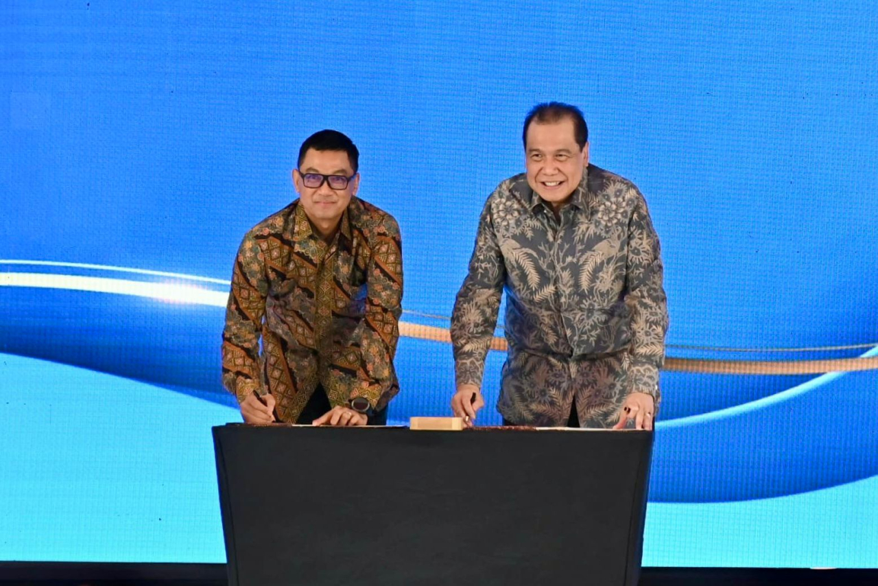 Penandatanganan Nota Kesepahaman antara Dirut PLN Darmawan Prasodjo (kiri) dengan Chairman & Founder CT Corp Chairul Tanjung (kanan) terkait kerja sama green economy pada Kamis, (8/8/2024) di Makassar, Sulawesi Selatan. Foto/Humas PLN