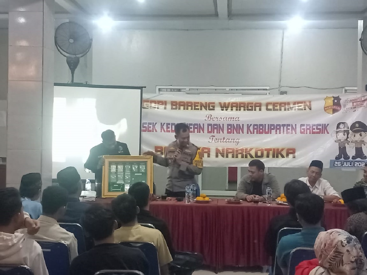 Suasana kegiatan Ngopi Bareng Kamtibmas bersama BNN dan Polsek Kedamean yang digelar Pemdes Cermen Kedamean, Gresik. SP/ M. Aidid