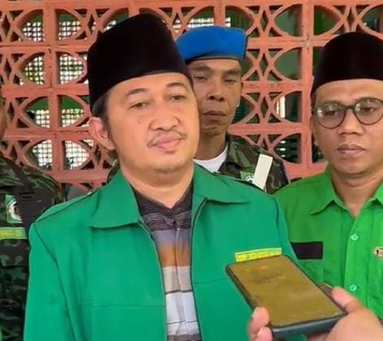 Ketua DPC PPP Kabupaten Bangkalan KH. Hasbullah saat diwawancarai media usai menggelar workshop Pendidikan Politik. SP/ WAH