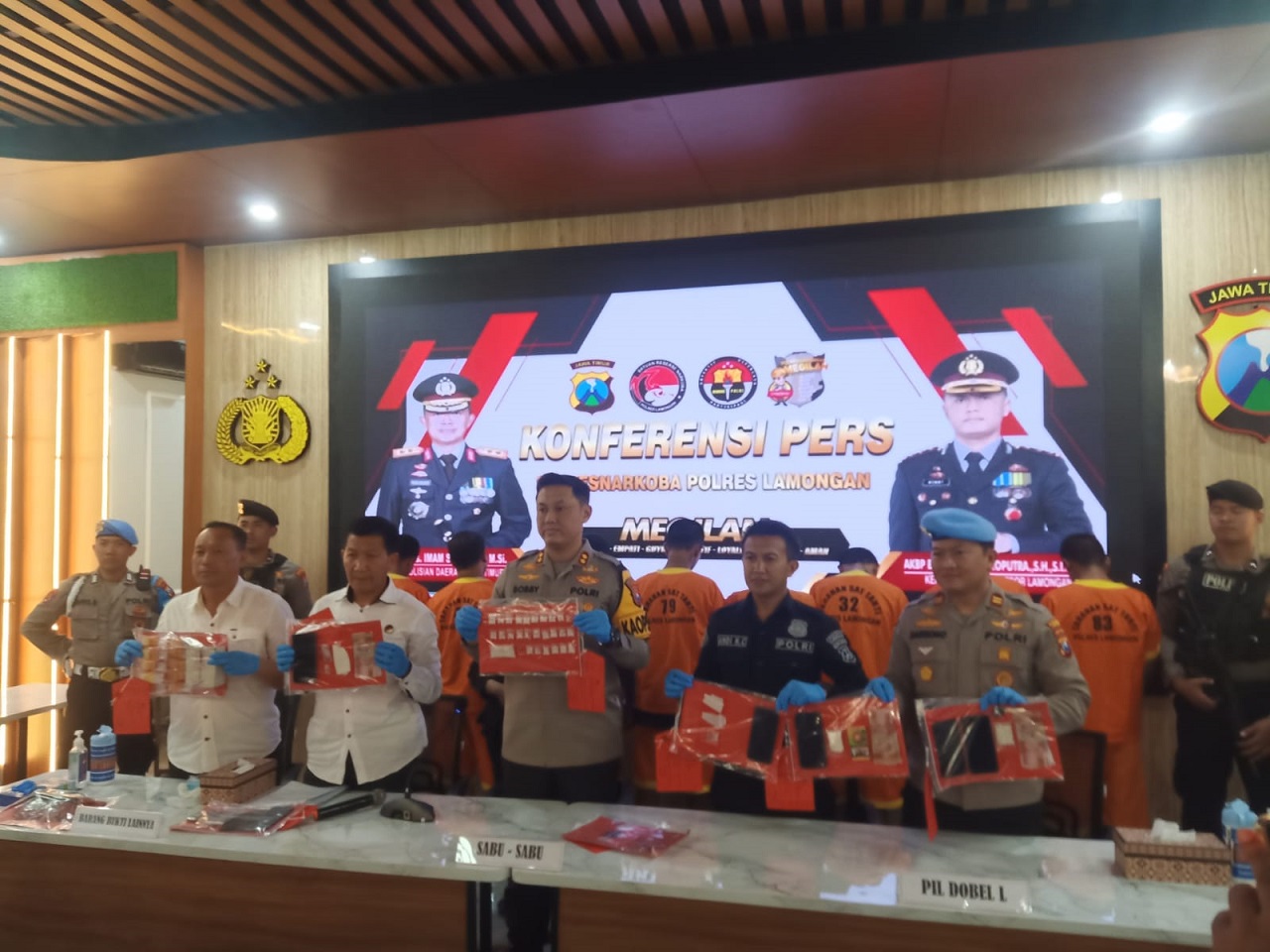 Kapolres, Kasatnarkoba dan Kasi Humas Polres Lamongan saat menunjukan barang bukti narkoba hasil tangkapannya. SP/MUHAJIRIN