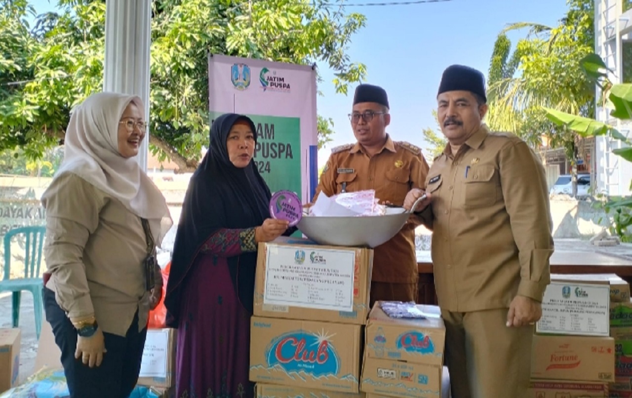 Kabid Pemberdayaan Usaha Ekonomi Desa PMD Jatim Endah Binawati didampingi Kadis PMD Gresik Abu Hassan dan Kades Mojopetung saat penyerahan modal usaha program Jatim Puspa. SP/ M. Aidid
