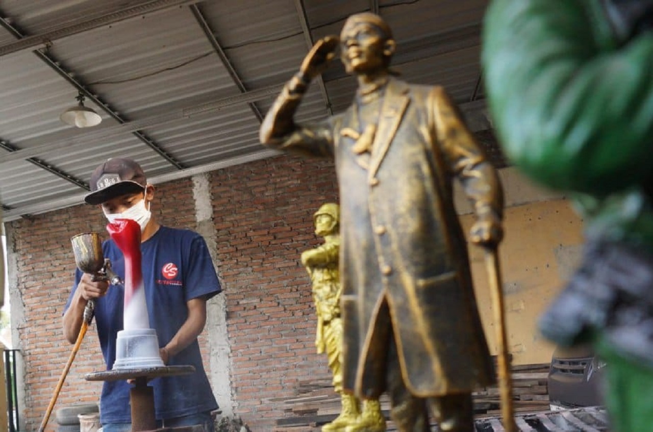 Perajin trofi di Kabupaten Jombang, Jawa Timur sedang menyelesaikan produksi pesanan. SP/ SAREP